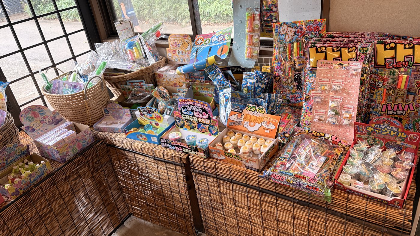 売店の駄菓子・おもちゃコーナー