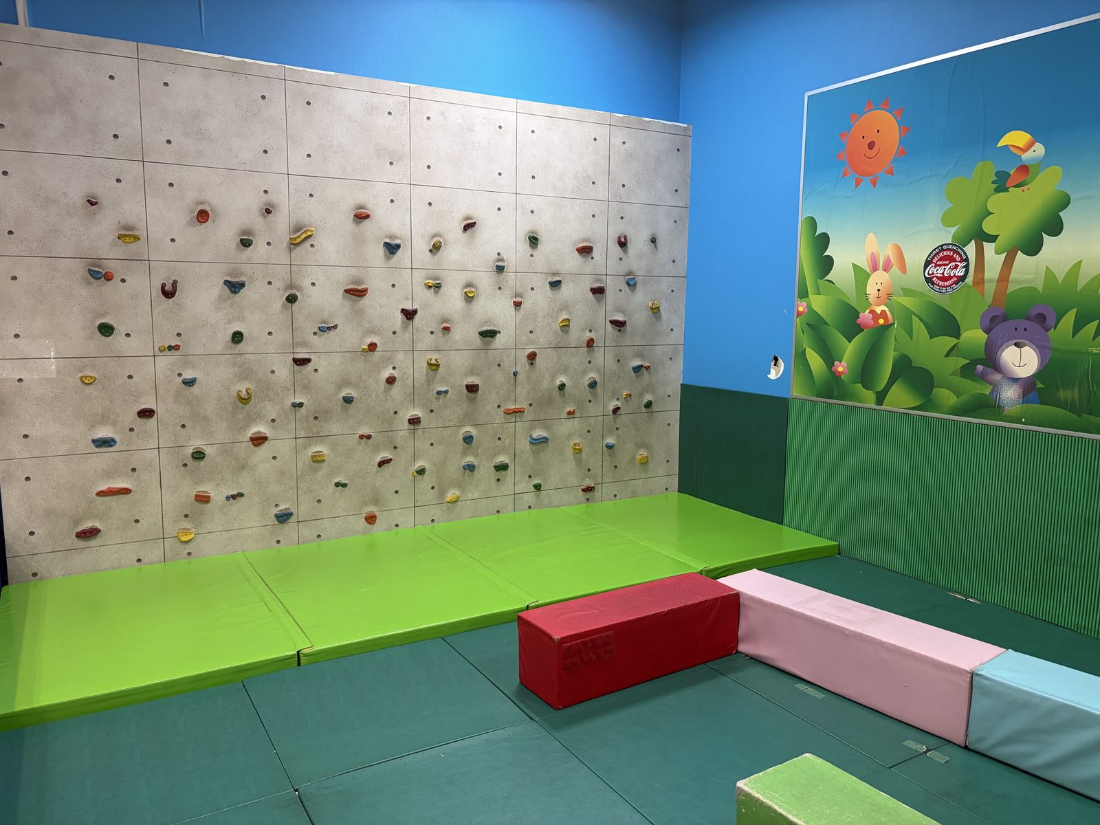 子ども用のボルダリングウォール