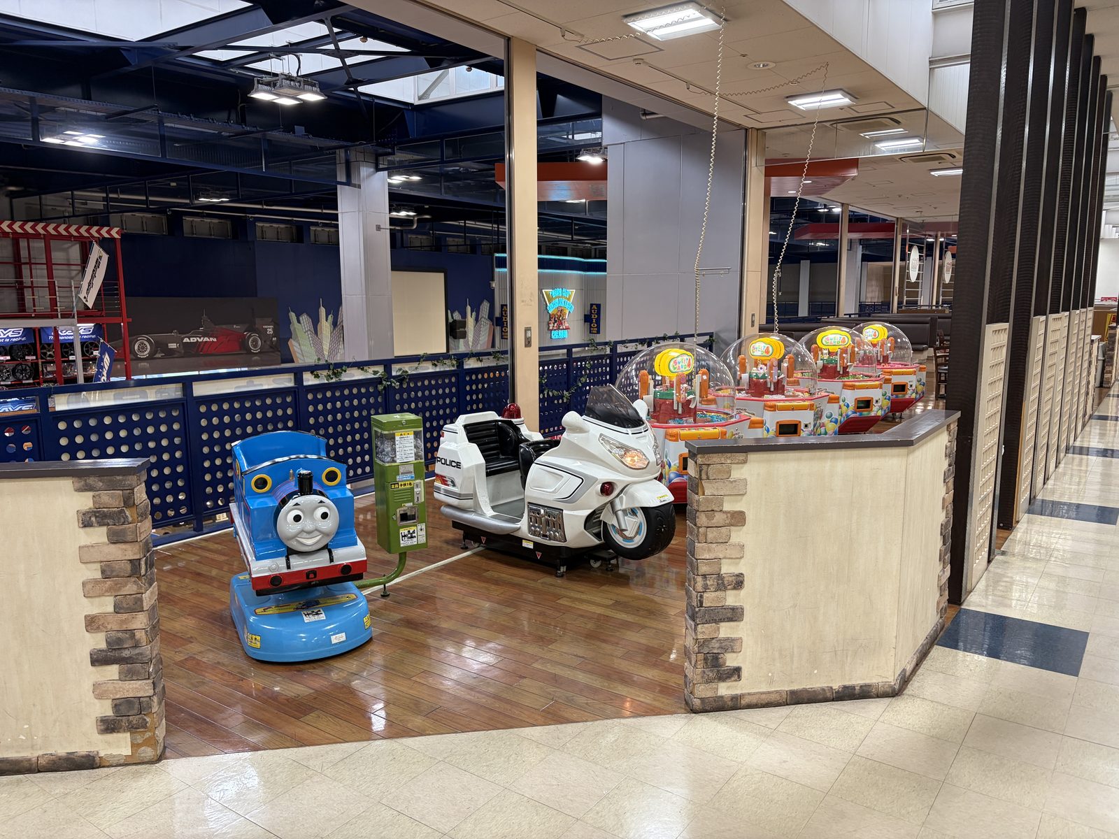 トーマスや白バイなどの乗り物