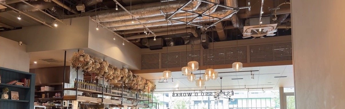 天井が高くドライフラワーの吊るされたESPRESSO D' WORKSの店内