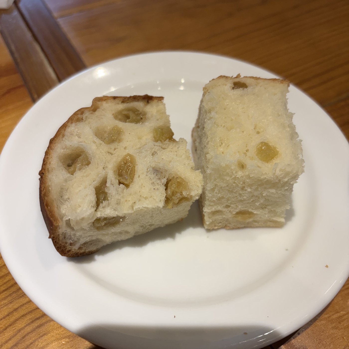 エスプレッソ ディー ワークスでサービスに出てきたレーズンのパン
