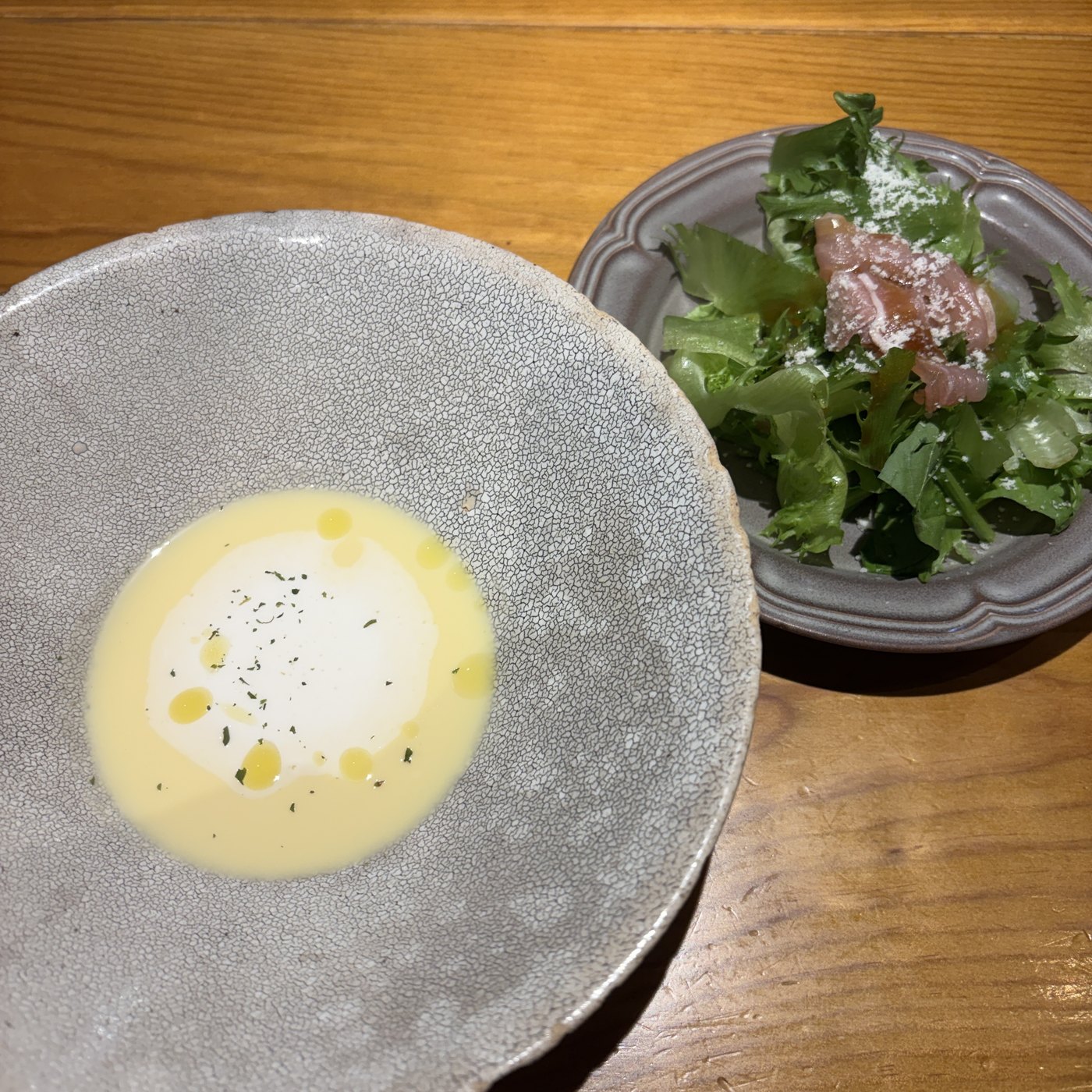 セットのコーンスープと生ハムサラダ