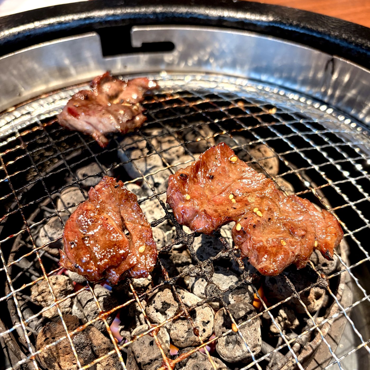網で焼いているハラミ