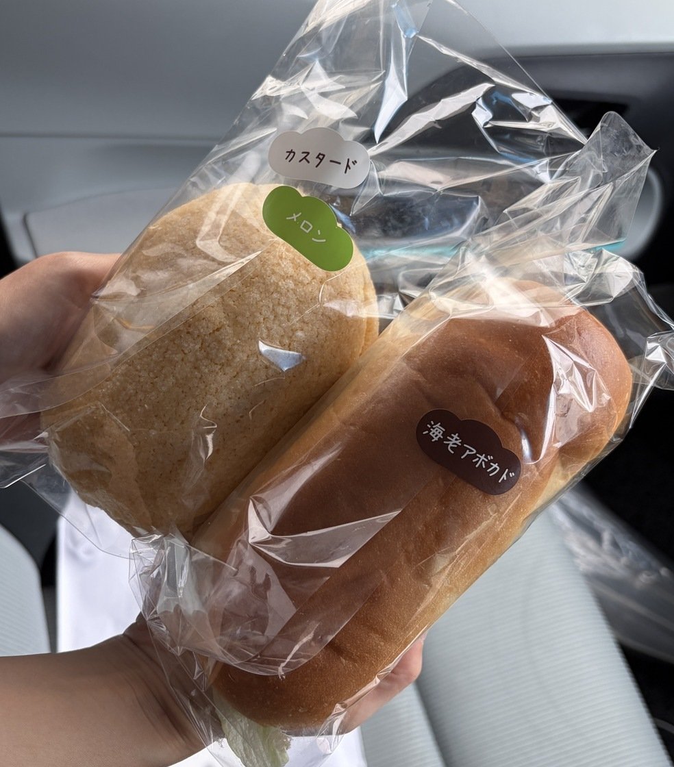 コッペ田島のショーケースに並ぶコッペパン