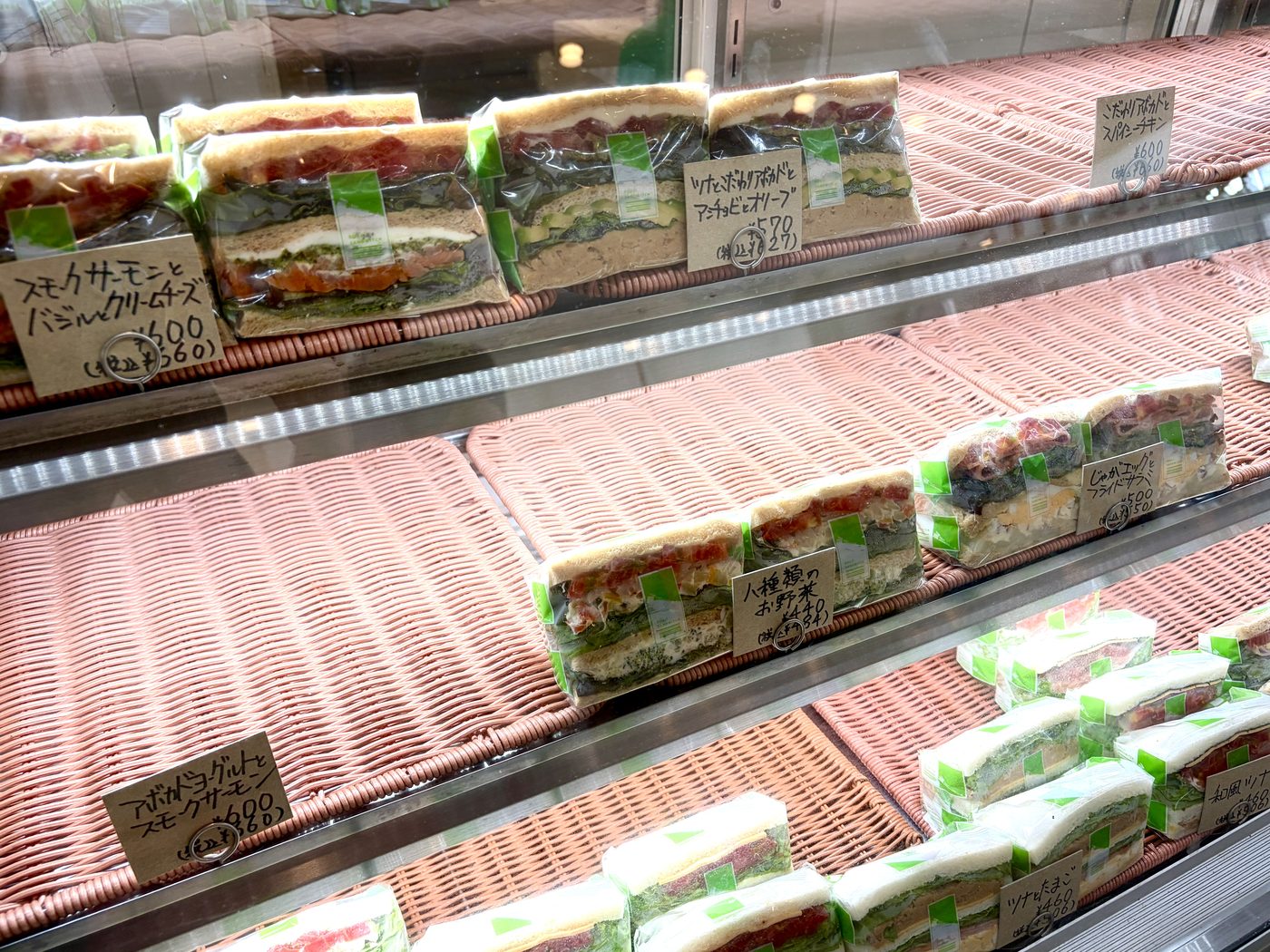 野菜と魚介のサンドイッチが並ぶショーケース