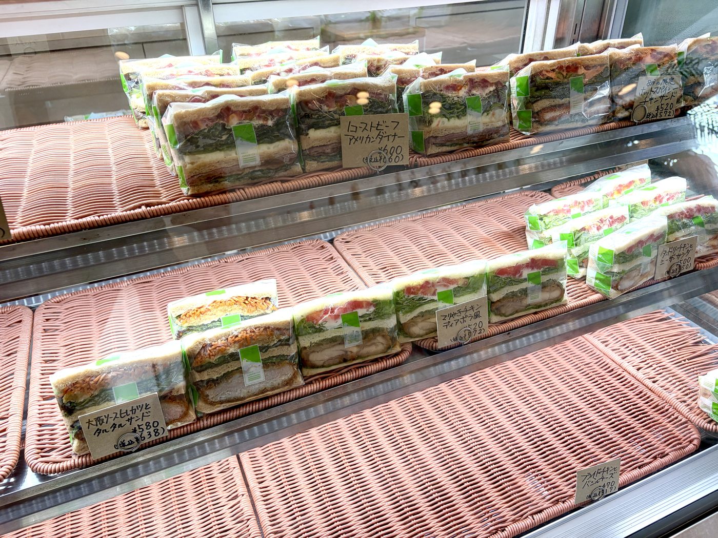 ローストビーフやカツのサンドイッチが並ぶ棚