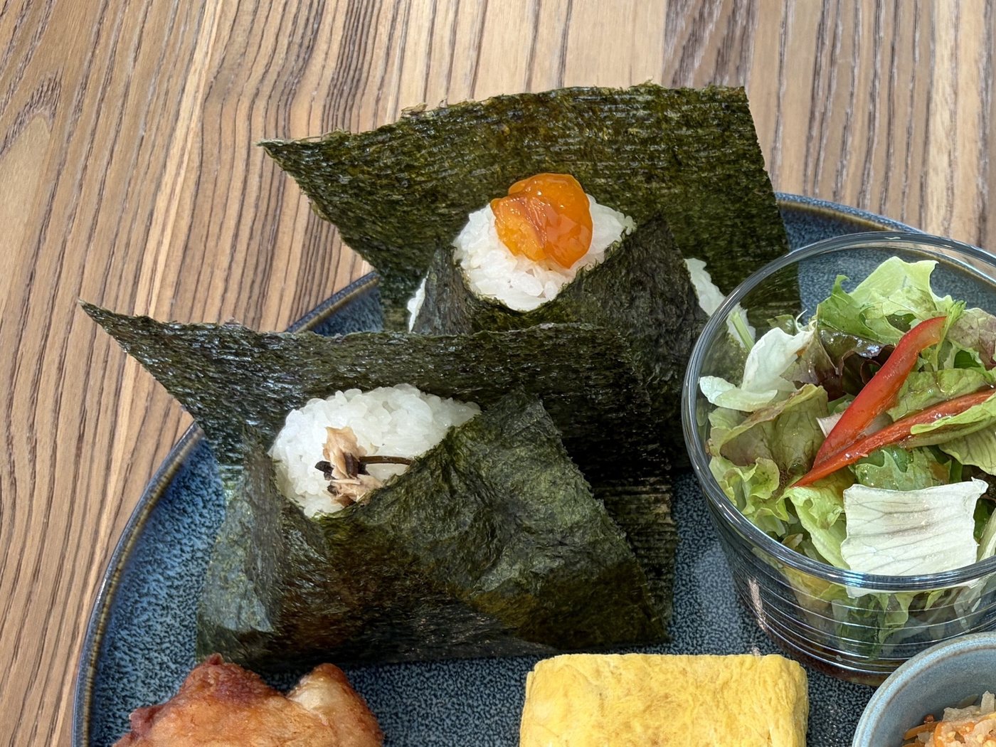 おにぎり2個プレート。手前は卵黄醤油漬けのおにぎり