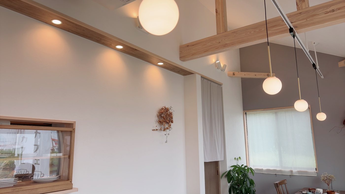 おこめカフェ Sun&の店内。白い壁と木の梁