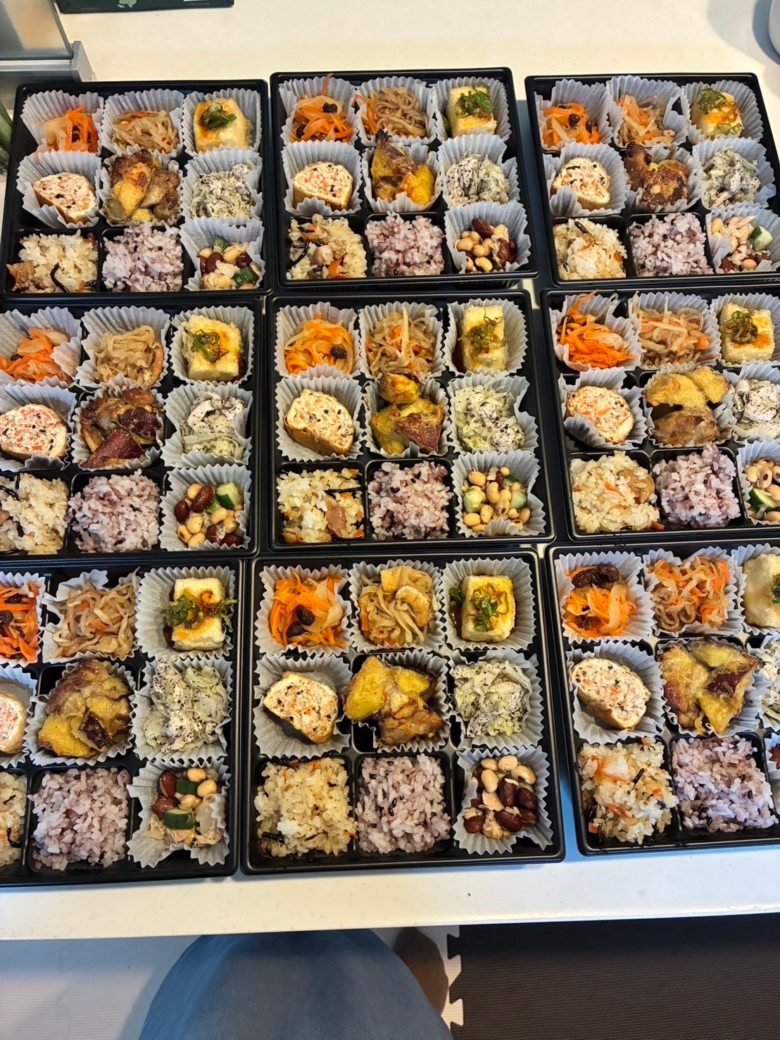 朝の出荷を待つ大森食堂のお弁当