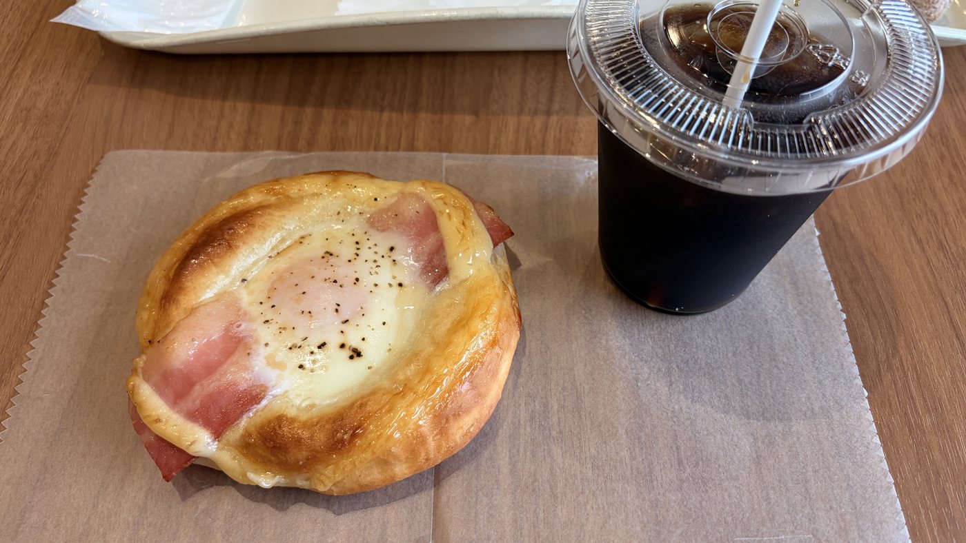 ベーコンエッグとアイスコーヒー