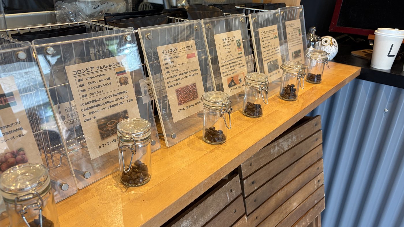棚に並ぶコーヒー豆と説明カード
